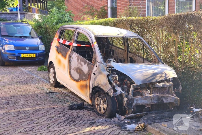 Auto door brand verwoest