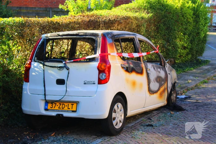 Auto door brand verwoest