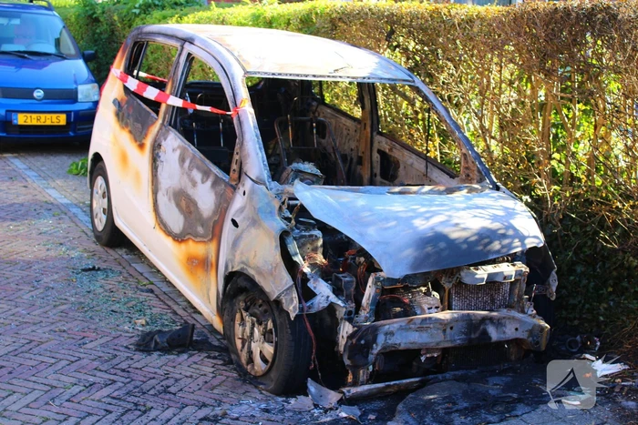 Auto door brand verwoest