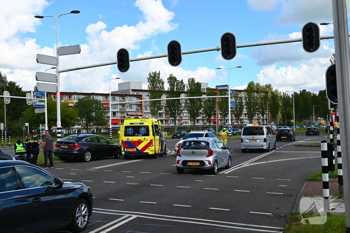 Scootmobiel en auto in botsing