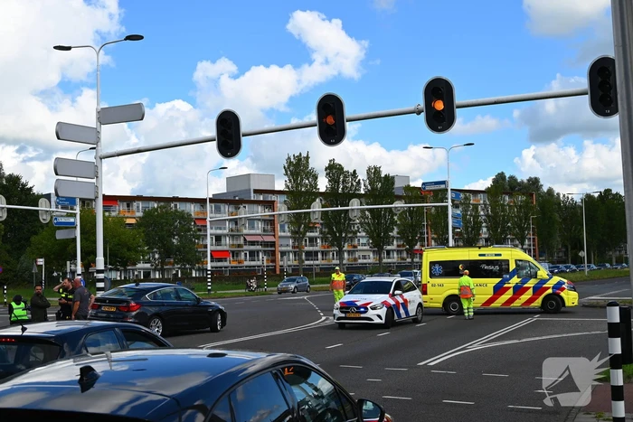Scootmobiel en auto in botsing