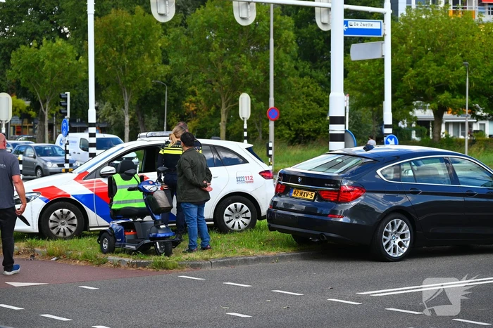 Scootmobiel en auto in botsing