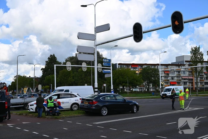 Scootmobiel en auto in botsing