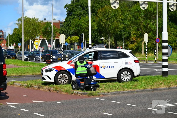 Scootmobiel en auto in botsing