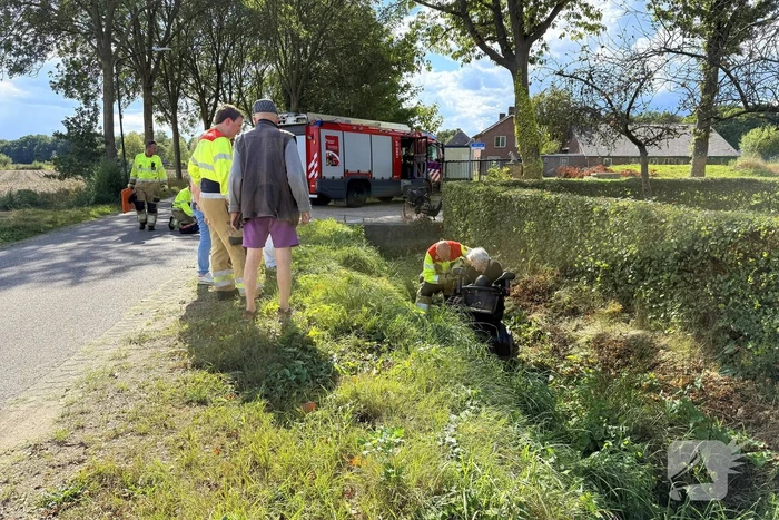 Vrouw met scootmobiel in sloot beland
