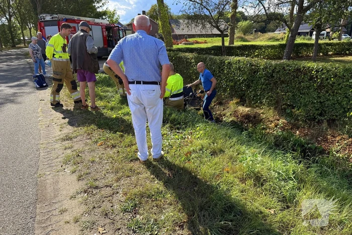 Vrouw met scootmobiel in sloot beland