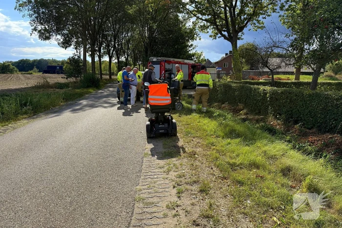 Vrouw met scootmobiel in sloot beland