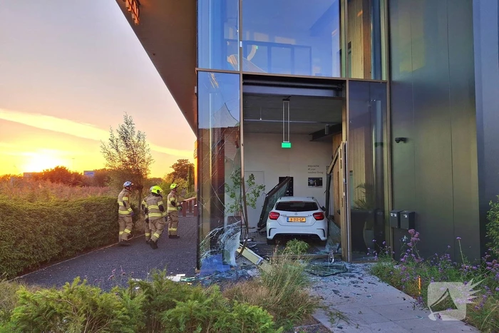 Auto crasht gebouw binnen