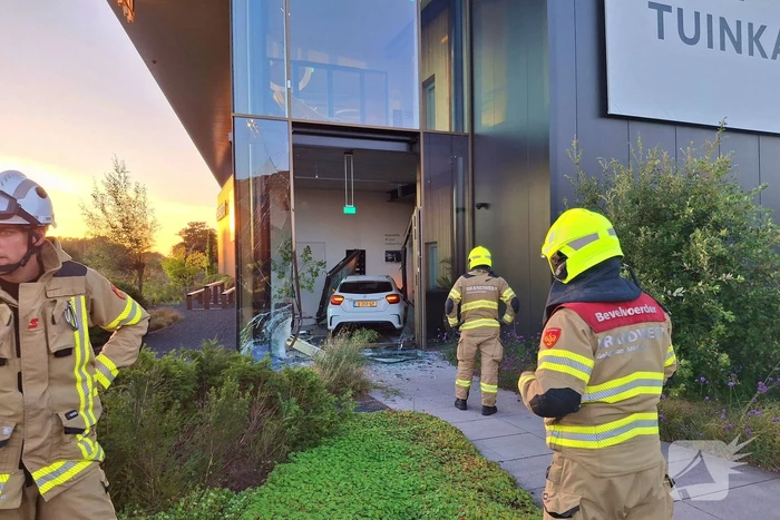 Auto crasht gebouw binnen