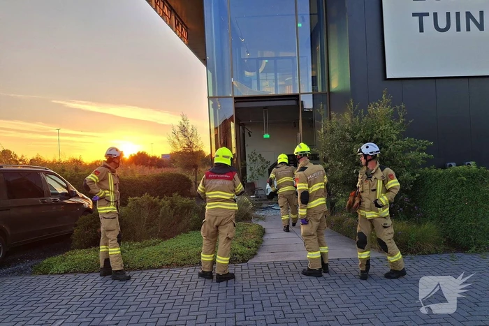 Auto crasht gebouw binnen