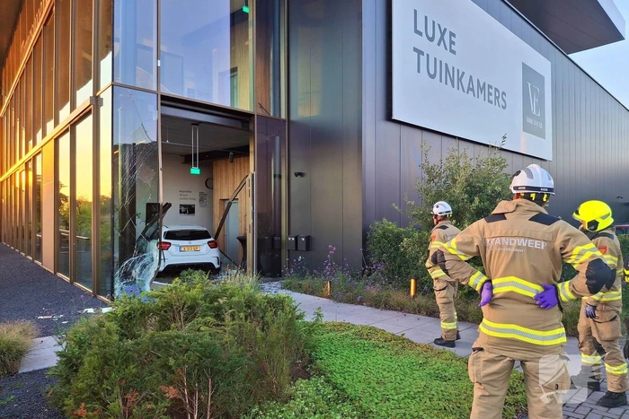 Auto crasht gebouw binnen