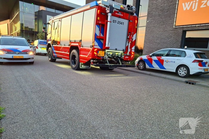Auto crasht gebouw binnen
