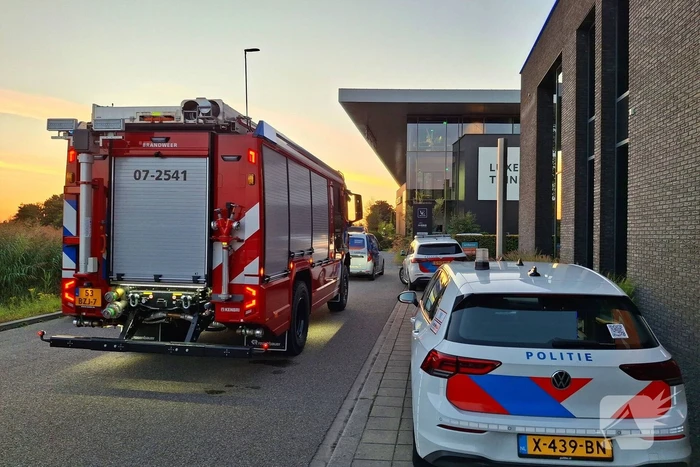 Auto crasht gebouw binnen