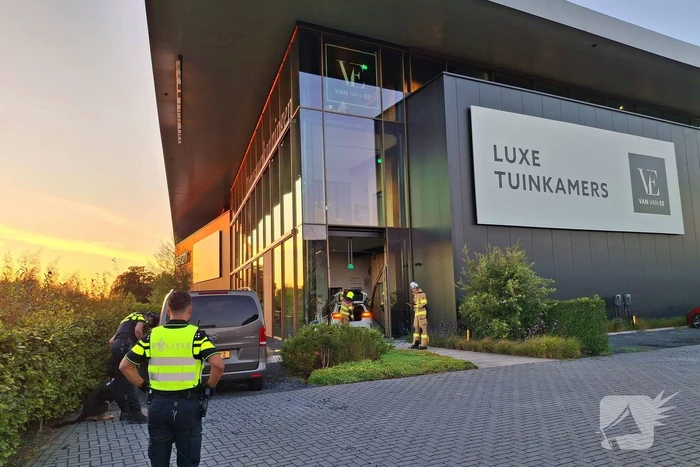 Auto crasht gebouw binnen