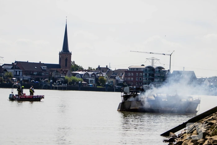 Pleziervaartuig volledig in brand