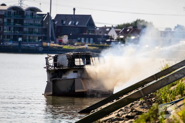 Pleziervaartuig volledig in brand