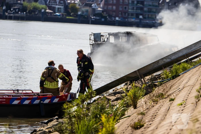 Pleziervaartuig volledig in brand