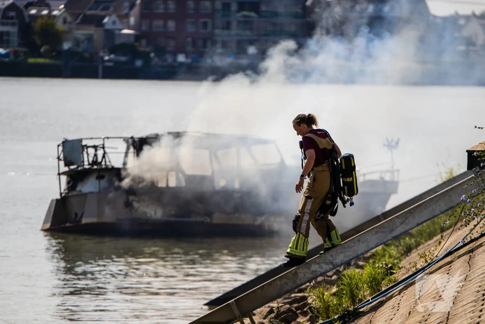 Pleziervaartuig volledig in brand