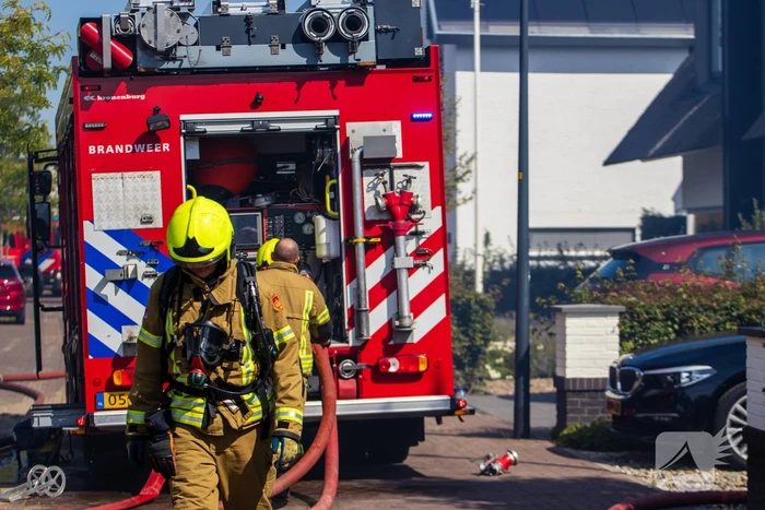 Pleziervaartuig volledig in brand