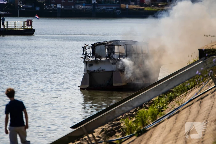 Pleziervaartuig volledig in brand