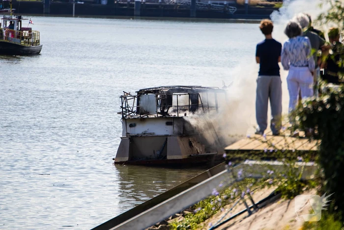 Pleziervaartuig volledig in brand
