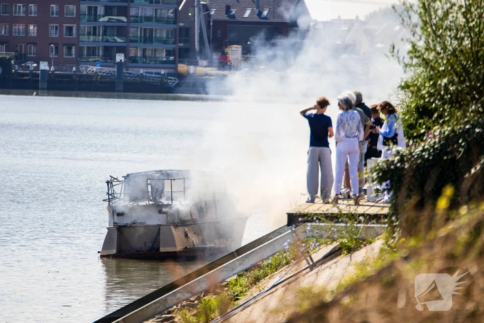 Pleziervaartuig volledig in brand
