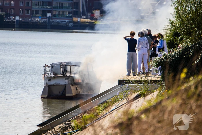 Pleziervaartuig volledig in brand