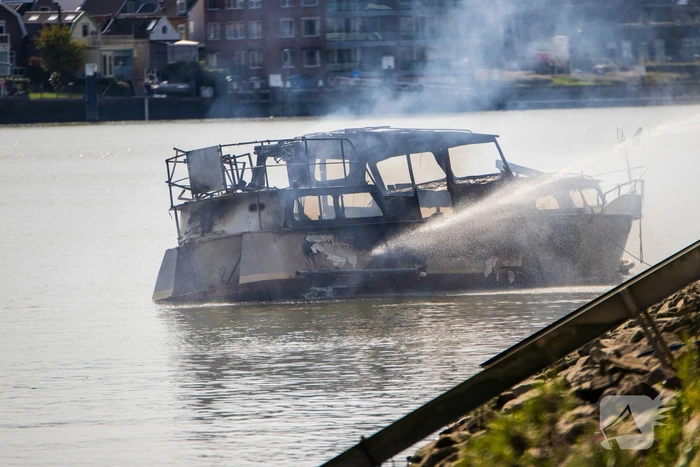 Pleziervaartuig volledig in brand