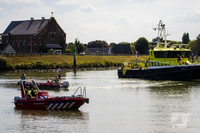 Pleziervaartuig volledig in brand