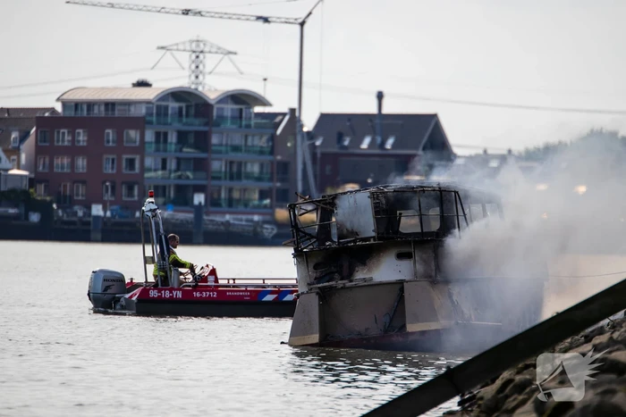 Pleziervaartuig volledig in brand