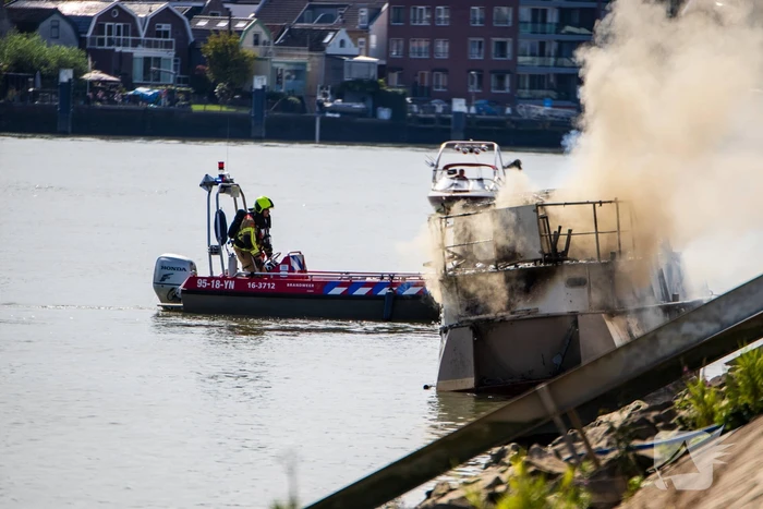 Pleziervaartuig volledig in brand