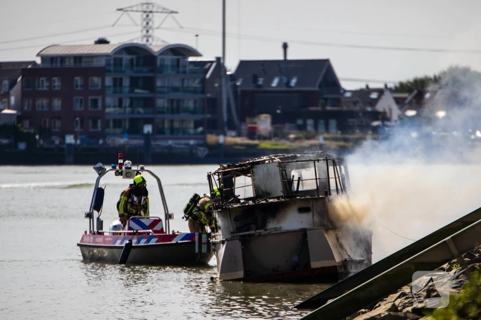 Pleziervaartuig volledig in brand