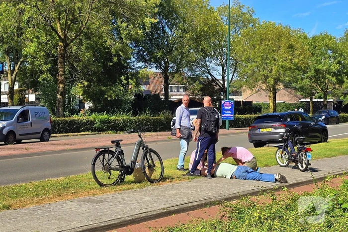 Snorfietser gewond na val, omstanders schieten te hulp