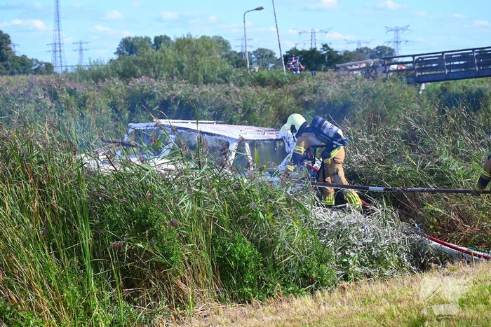 Plezierboot volledig uitgebrand
