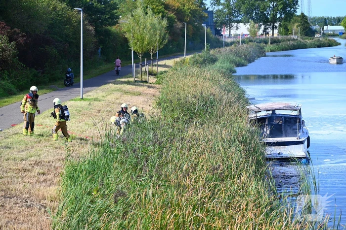 Plezierboot volledig uitgebrand