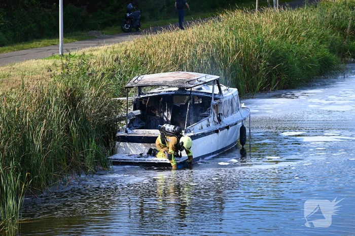 Plezierboot volledig uitgebrand