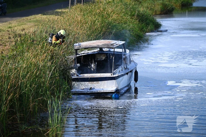 Plezierboot volledig uitgebrand