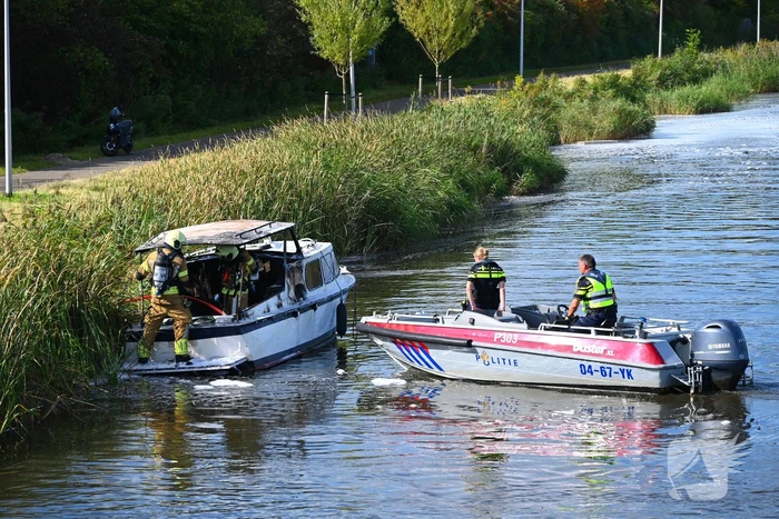 Plezierboot volledig uitgebrand