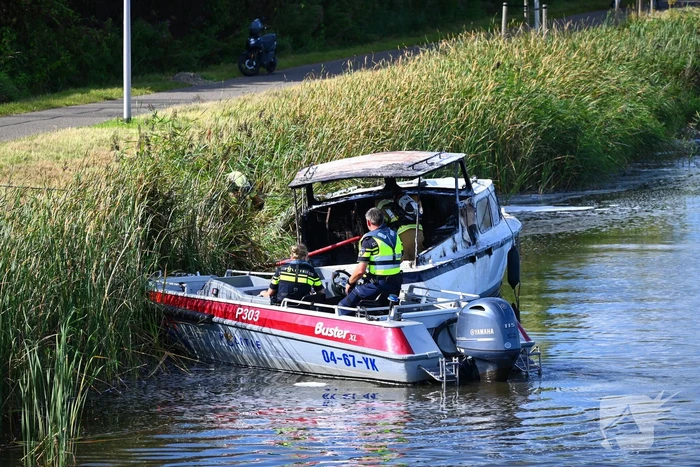 Plezierboot volledig uitgebrand