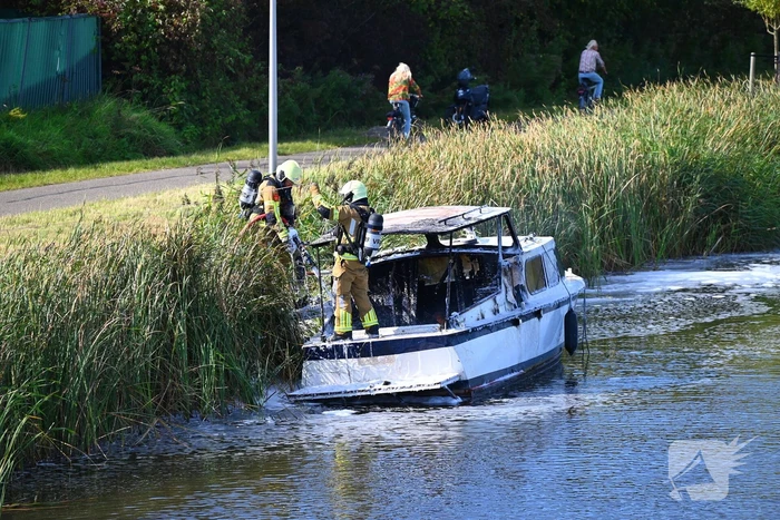 Plezierboot volledig uitgebrand