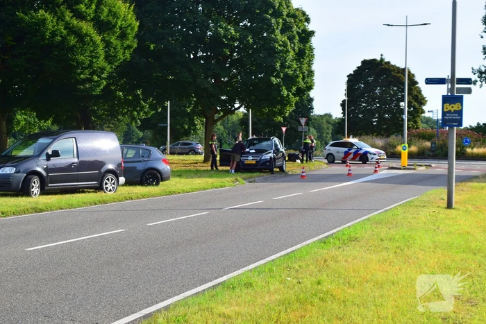 Scooterrijder in botsing op rotonde