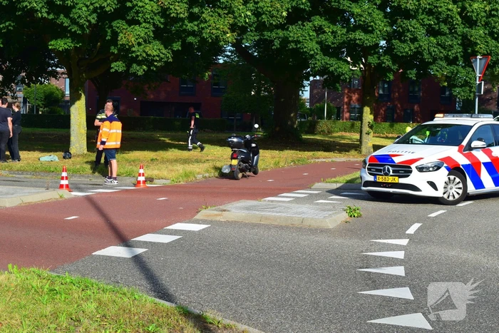 Scooterrijder in botsing op rotonde