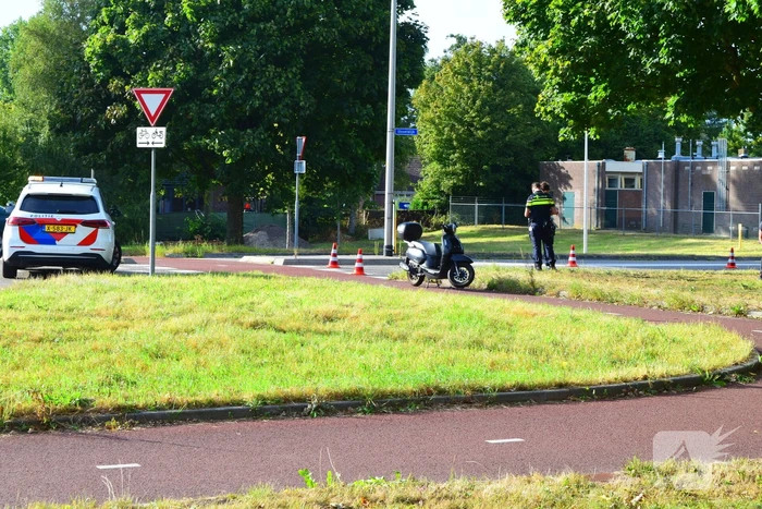 Scooterrijder in botsing op rotonde