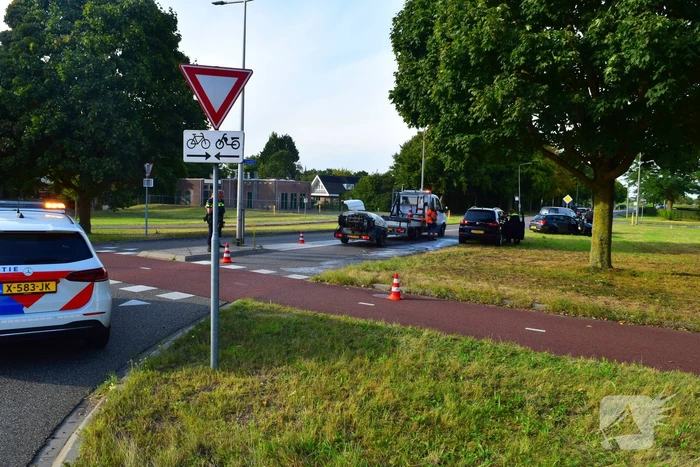 Scooterrijder in botsing op rotonde