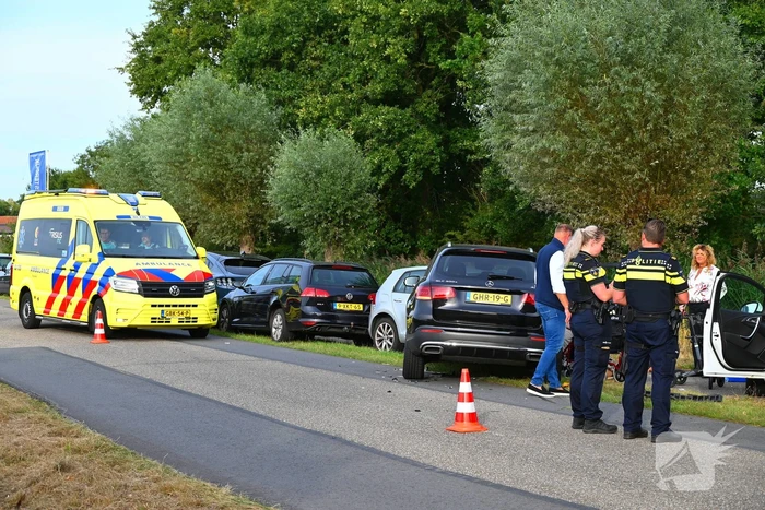 Vijf geparkeerde voertuigen beschadigd
