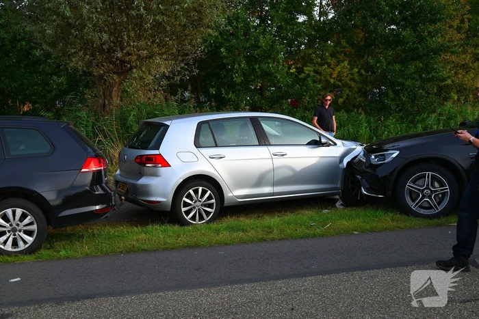 Vijf geparkeerde voertuigen beschadigd