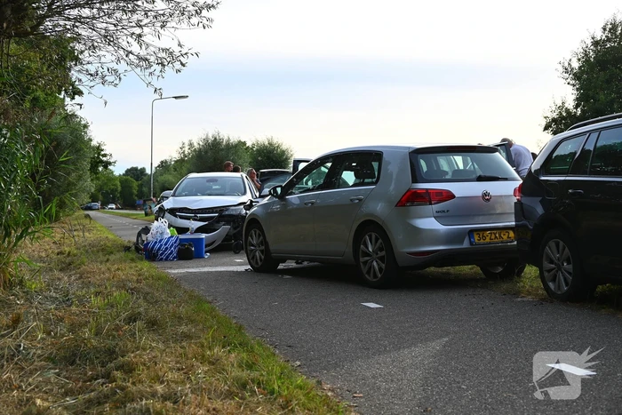 Vijf geparkeerde voertuigen beschadigd