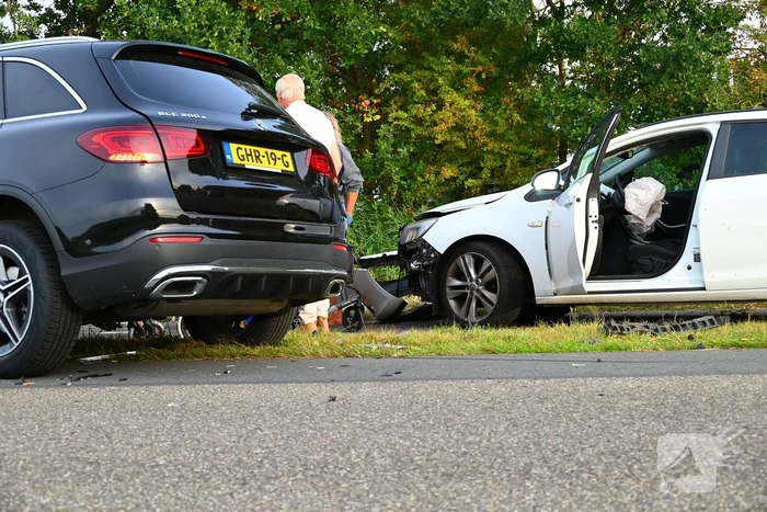 Vijf geparkeerde voertuigen beschadigd