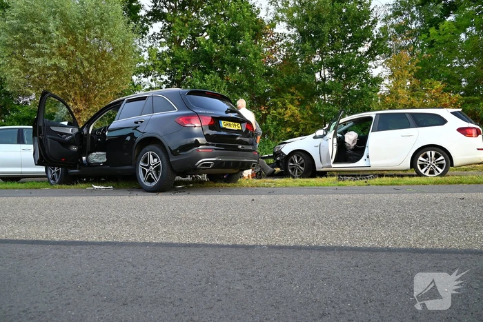 Vijf geparkeerde voertuigen beschadigd