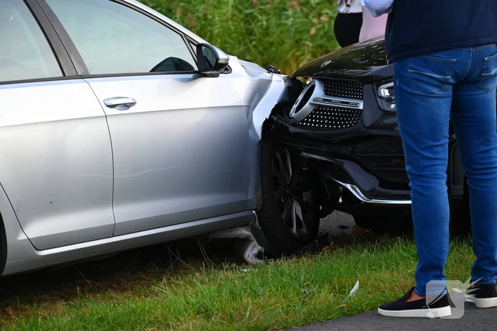 Vijf geparkeerde voertuigen beschadigd